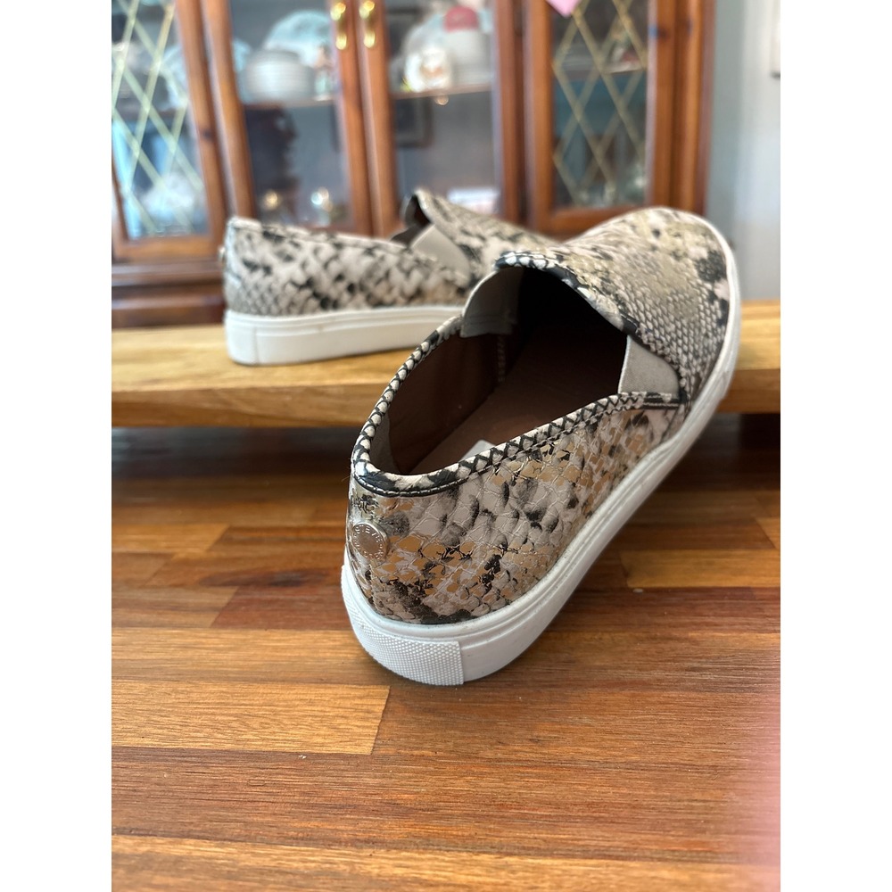 Steve Madden Slip On Sneakers Womens 8 Grey Snakeskin Good Metallic Accents